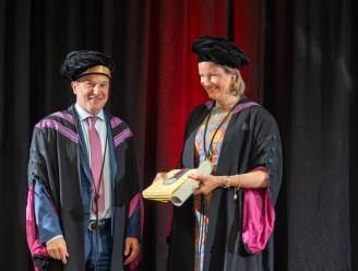 ZIEN. Koningin Mathilde ontvangt eredoctoraat aan UHasselt: “Dit laat me niet onberoerd”