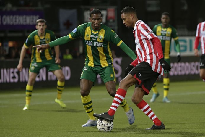 Dion Malone in duel met Patrick Joosten (rechts).