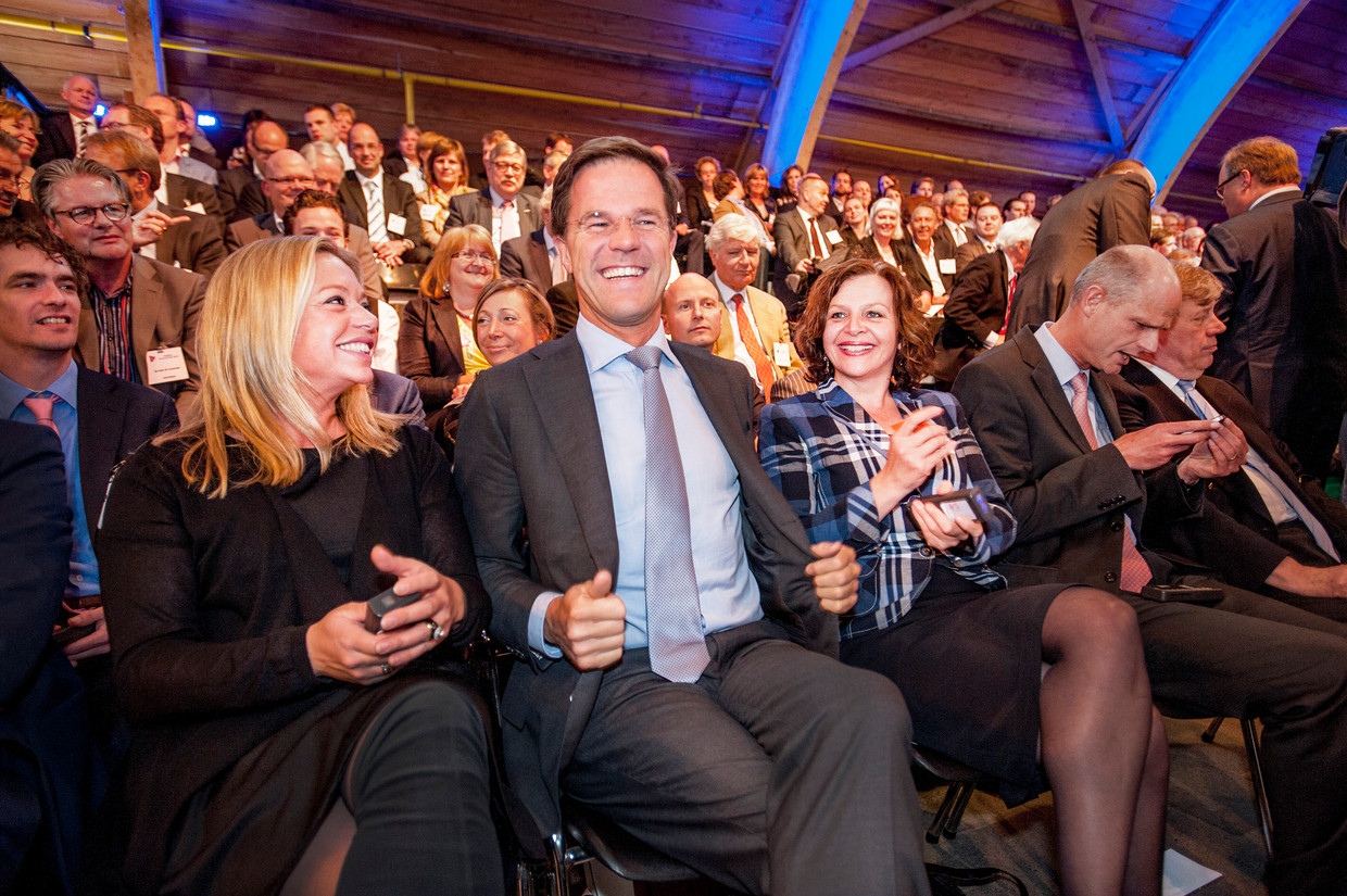 Rutte op het VVD-congres in 2013 in Maarssen, geflankeerd door minister van Defensie Jeanine Hennis-Plasschaert (links) en minister van Volksgezondheid Edith Schippers. Beeld Raymond Rutting / de Volkskrant