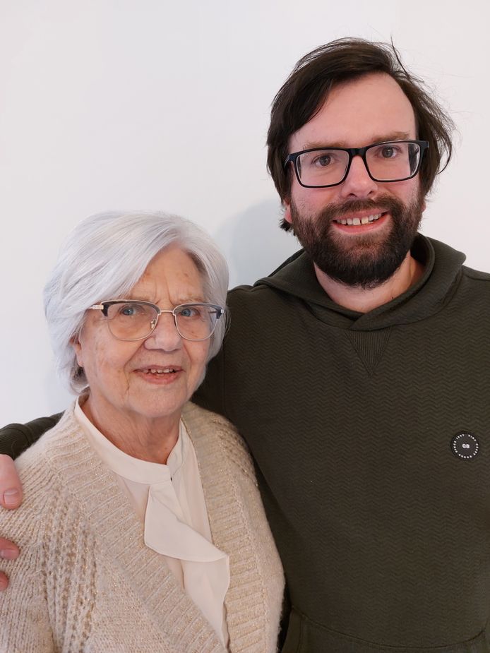 Johan Cassimon en zijn grootmoeder Clara Anthonissen.