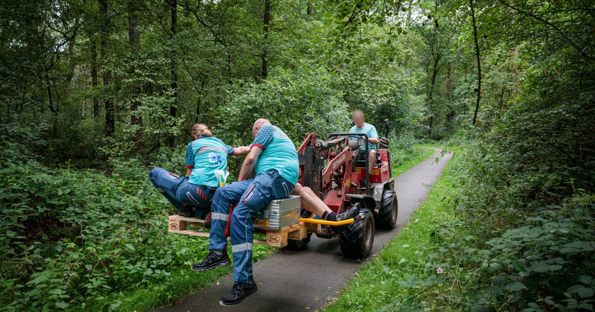 Mountainbiker raakt in Beerze op onbereikbare plek gewond: omwonende schiet te hulp met shovel en pallets.