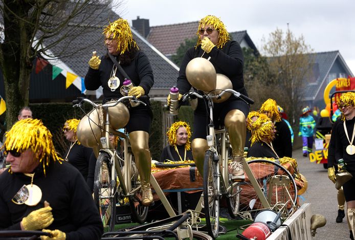 Stukje vrolijk fietsgebeuren in Azewijn.