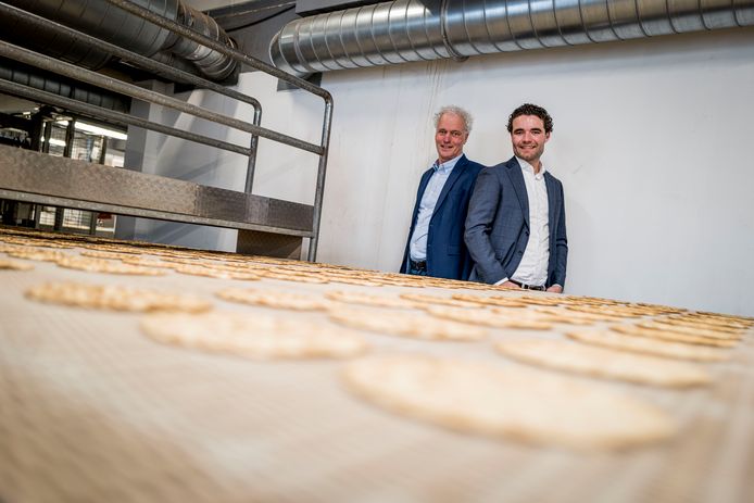 Pieter en Steven (r.) Heijs in de productieruimte van de bakkerij.