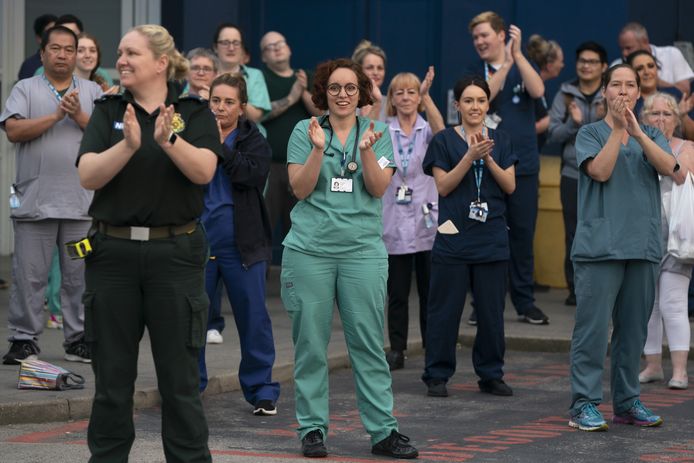 Medewerkers van de Britse gezondheidsdienst klappen gedurende de crisis buiten het Royal Liverpool University Hospital voor het zorgpersoneel dat coronapatiënten verzorgt.