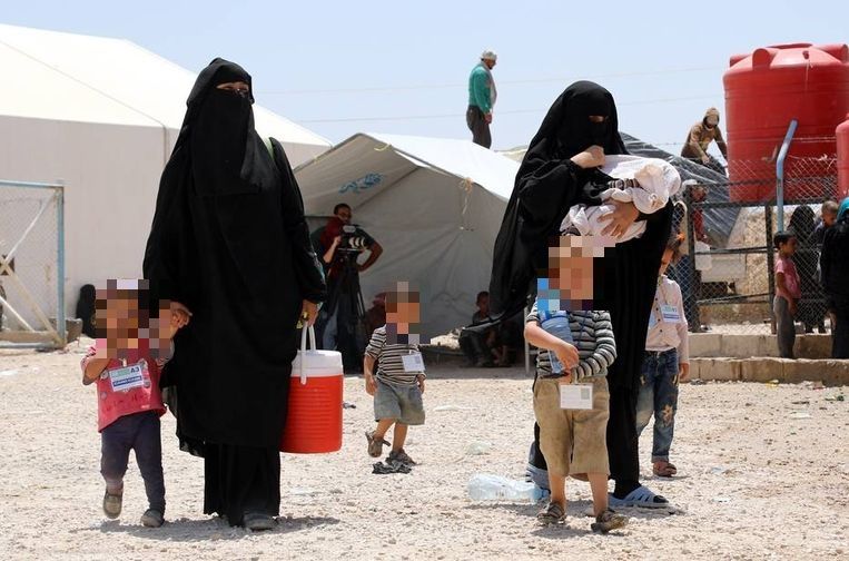 Vrouwen van IS-strijders met hun kinderen tijdens hun deportatie van het Al-Hol kamp in Syrië. Beeld EPA