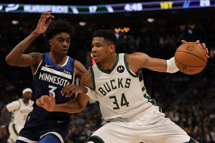 Giannis Antetokounmpo (rechts) was in grootse doen, maar kon zelfs dan de nederlaag voor de Bucks niet vermijden.