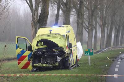 Dode door frontale botsing tussen ambulance en auto op Provincialeweg bij Culemborg