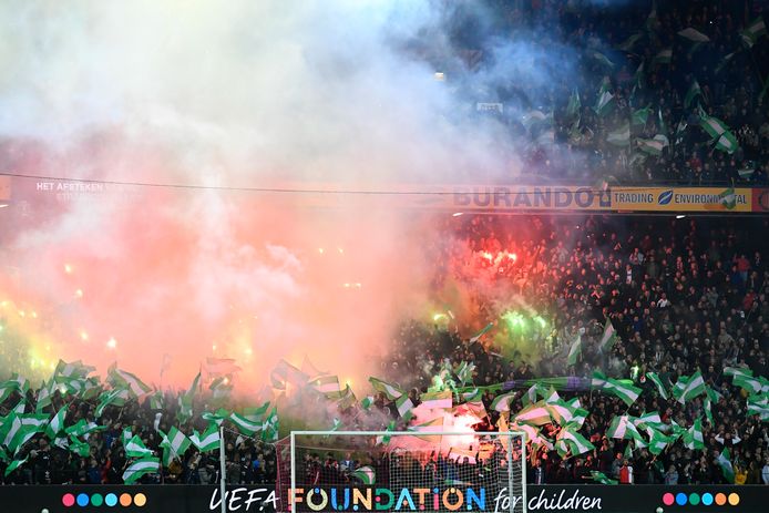 Een sfeeractie tijdens Feyenoord-Union Berlin mag van de UEFA niet doorgaan.
