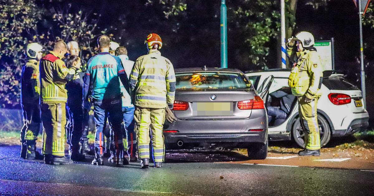 Ossenaar bekneld na botsing tussen twee auto’s bij Veenendaal.