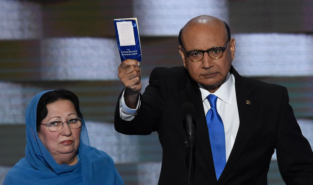 Ghazala Khan en haar man Khizr afgelopen donderdag op de Democratische conventie. Khizr houdt een kopie van de Amerikaanse grondwet omhoog. Beeld afp