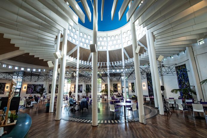 Het interieur van de voormalige kapel, nu in gebruik als restaurant van de Sint Maartenskliniek.