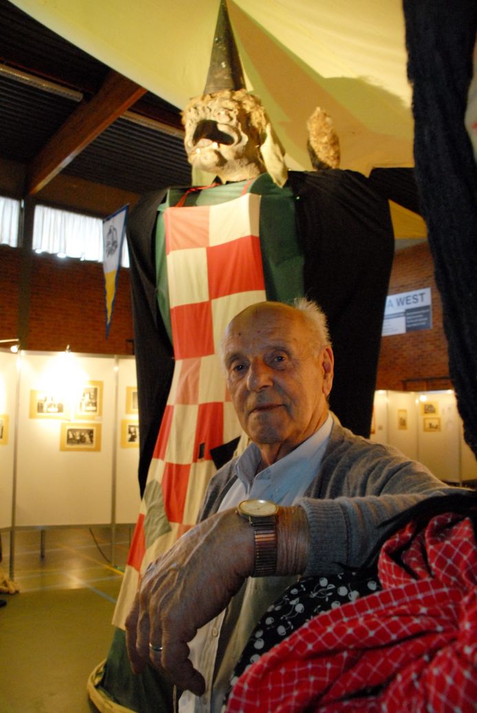 Aimé Baert op de tentoonstelling in de sporthal ter gelegenheid van 50 jaar Heksenstoet.