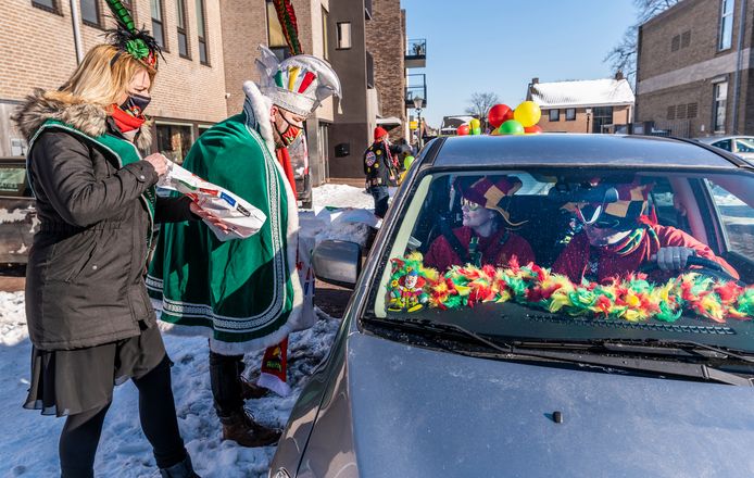 Archiefbeeld carnaval 2021: prins John en adjudant Esther delen tasjes met de route en lekkers uit aan de deelnemenrs van de autopuzzeltocht.