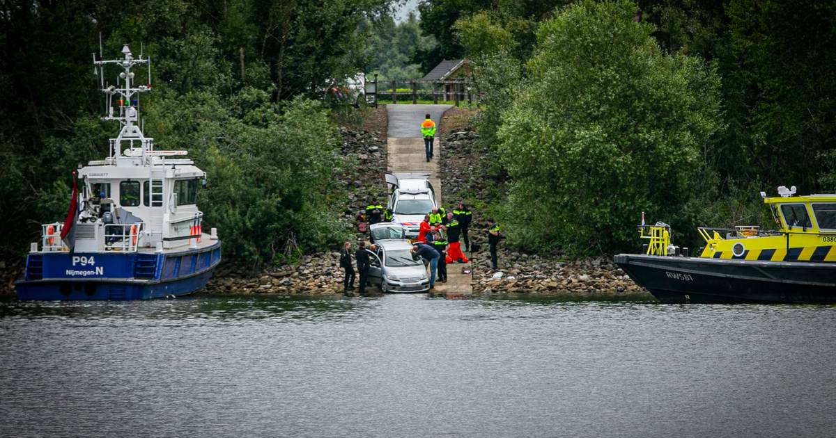 Lichaam dat in auto uit water bij Giesbeek is gehaald is van vrouw (78) uit België