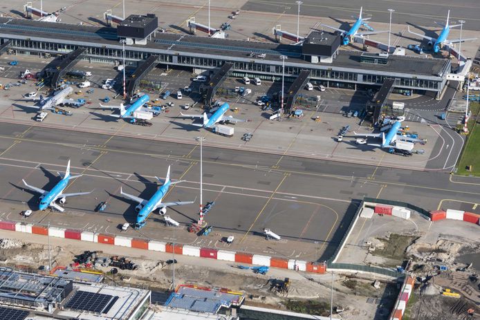 Luchtfoto van geparkeerde vliegtuigen op luchthaven Schiphol. Archiefbeeld.