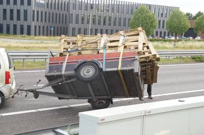 Kar met pallets belandt op zijkant op snelweg bij Nieuwkuijk, korte tijd file