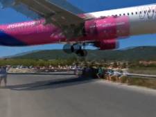 Atterrissage spectaculaire d'un avion à quelques mètres de la tête des touristes