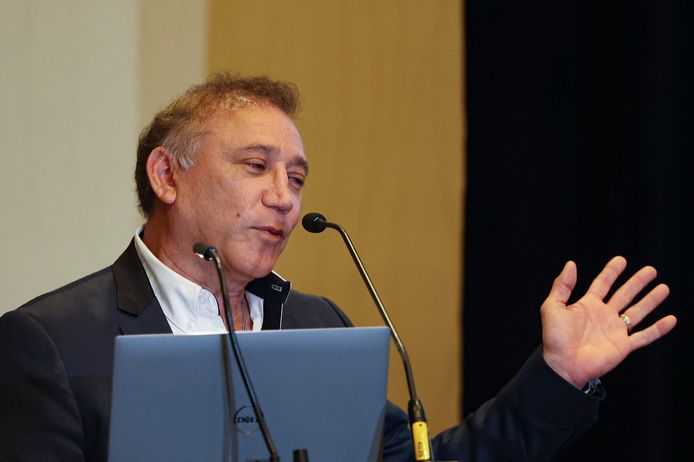 Eduardo Albor, CEO van de Dolphin Company, stelt de historische deal voor op een persconferentie.