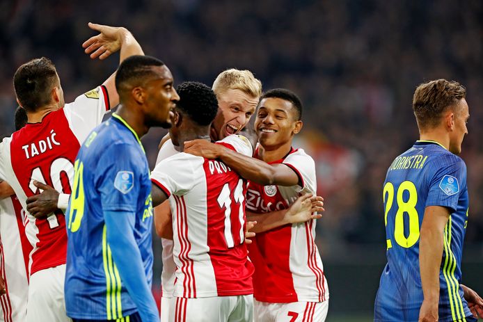 Ajax juicht, terwijl Feyenoord treurt.