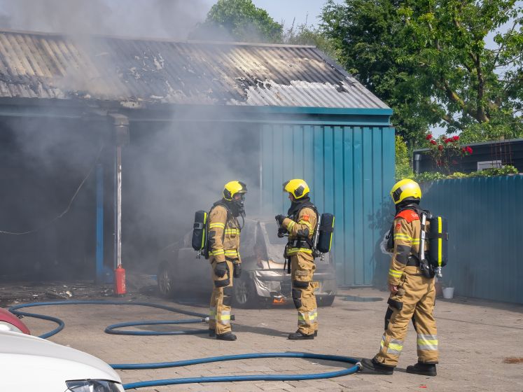 Auto in Bossche garage vat vlam tijdens werkzaamheden