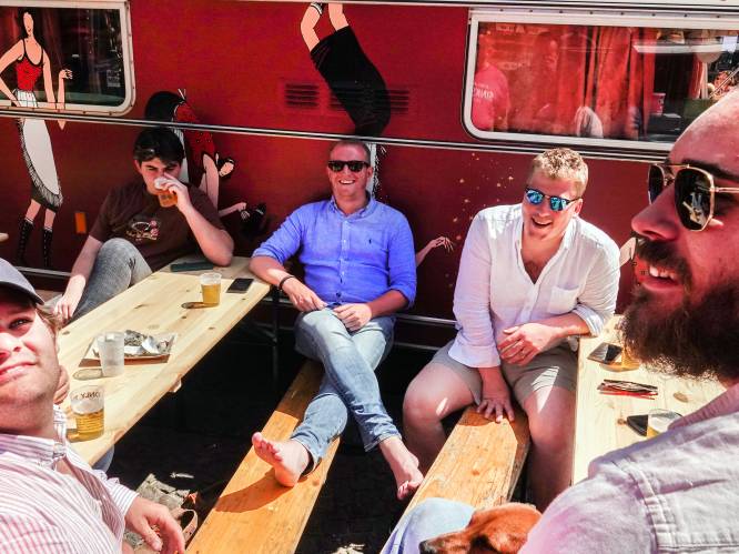 SINKSEN 23. Gezelligheid troef op Schouwburgplein, dankzij tientallen foodtrucks en leuke deuntjes: zelfs op blote voeten lukt het