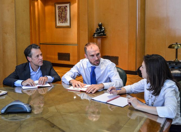 Minister van Economie, Martin Guzman (centraal op de foto), in overleg met medewerkers van het IMF.