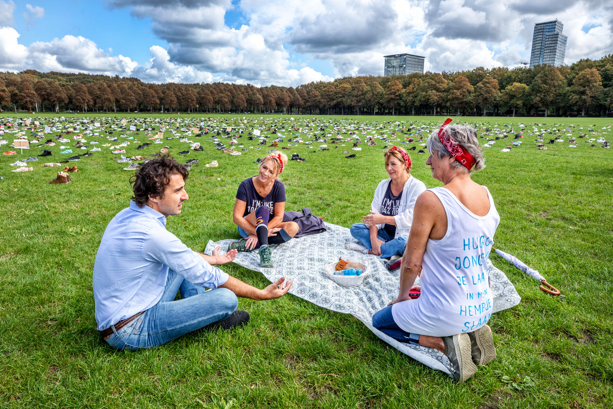 De actie ‘Meer dan applaus’ voor betere arbeidsomstandigheden in de zorg werd gehouden op het Haagse Malieveld maar in plaats van de duizenden betogers stonden hun schoenen er. Wel aanwezig GroenLinks-leider Jesse Klaver en enkele zorgverleners die wel waren gekomen.  Beeld Raymond Rutting / de Volkskrant