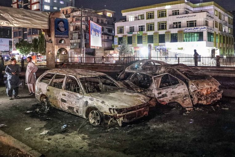 Uitgebrande auto's die achterbleven na een bomaanslag in Kabul op 3 juni. Ten minste vier mensen kwamen om en vijf meer raakten gewond. Beeld EPA