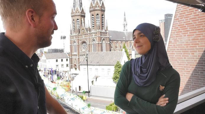 Stijve mannen in pak, relaties in de Reeshof en liefde voor de kermis ...