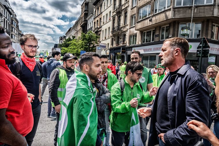 PS-voorzitter Paul Magnette (rechts) liep gisteren ook mee tijdens de betoging. Beeld Tim Dirven