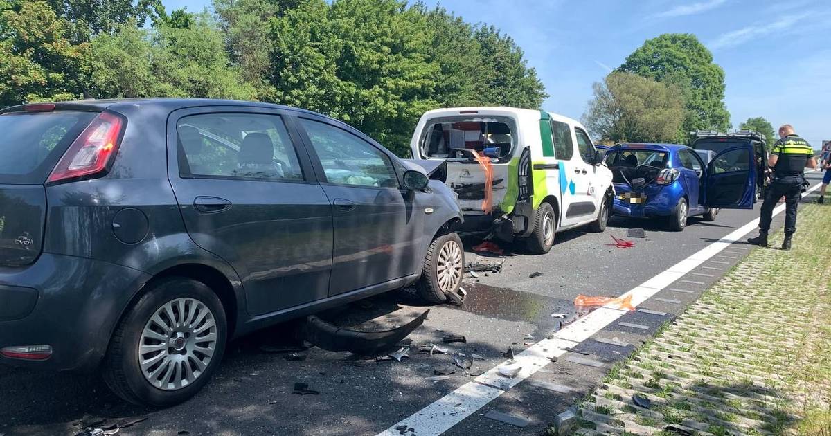 Kettingbotsing met zeker vier auto’s tussen Dedemsvaart en Slagharen: weg afgesloten.