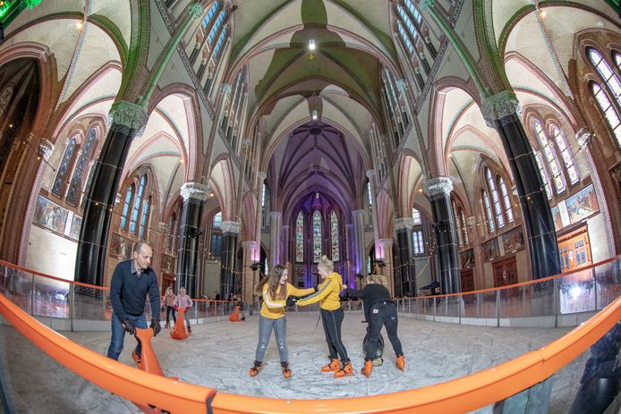 Voor het eerst en waarschijnlijk ook voor het laatst: schaatsen in de Gouwekerk. Een rondje maken kan nog tot en met 16 december.