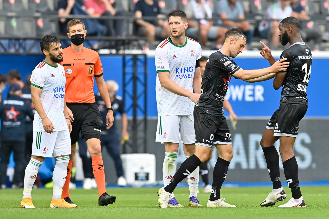 Lasse Vigen Christensen milieu de terrain et Abdoulaye Sissako milieu de terrain de Zulte Waregem pendant le match de Jupiler Pro League entre Oud-Heverlee Leuve et SV Zulte Waregem le 24 juillet 2021 à Louvain.
