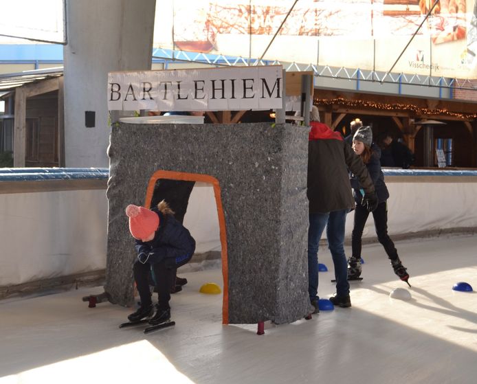 Deelnemers aan de Mini-Elfstedentocht passeren onder meer het bruggetje van Bartlehiem.
