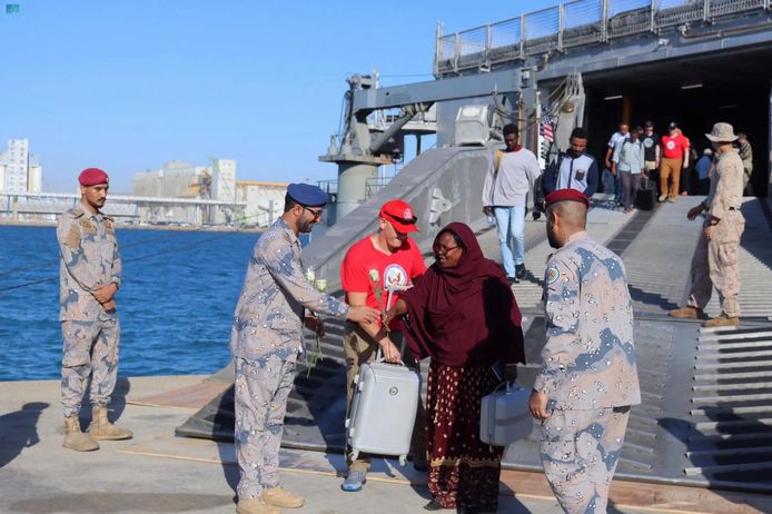 Saoedische mariniers verwelkomen uit Soedan geëvacueerde burgers in Jedda.