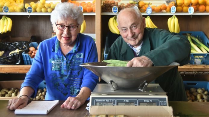 Het echtpaar Francien en Adrie Trimpe in hun groentezaak aan Het Groenewoud.