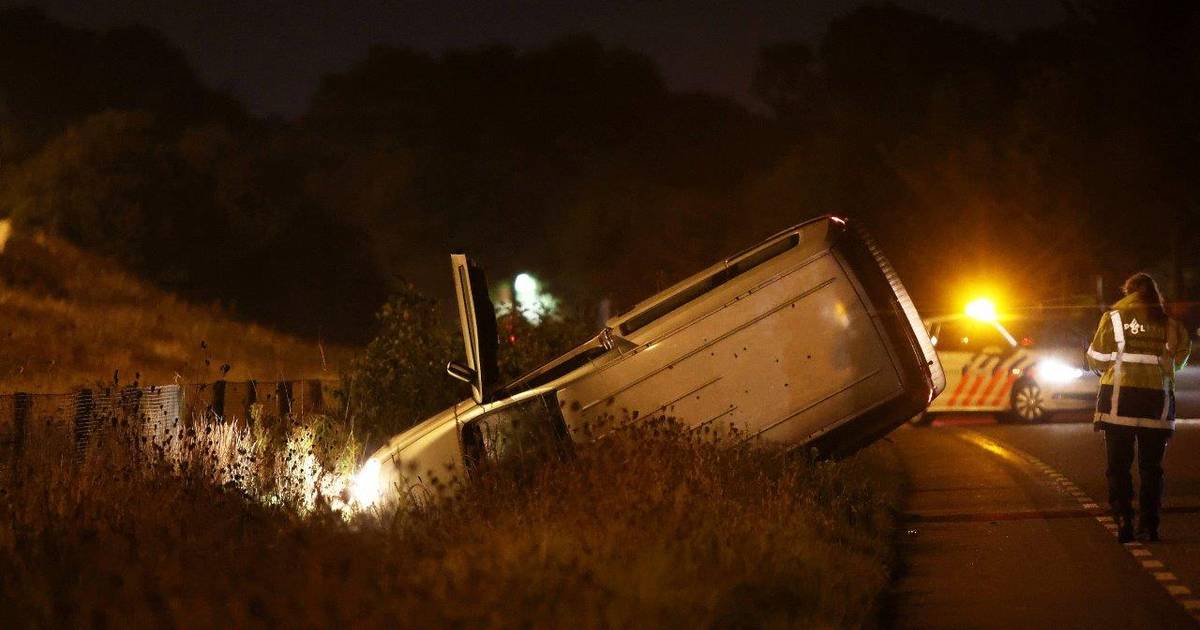 Hulpdiensten rukken uit voor ongeluk bij A59 in Vinkel.
