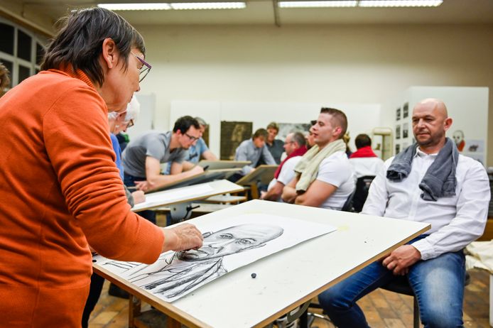 De leerlingen van de academie besteden veel zorg aan de portretten. Voor de Pijnders betekent het lang stilzitten.