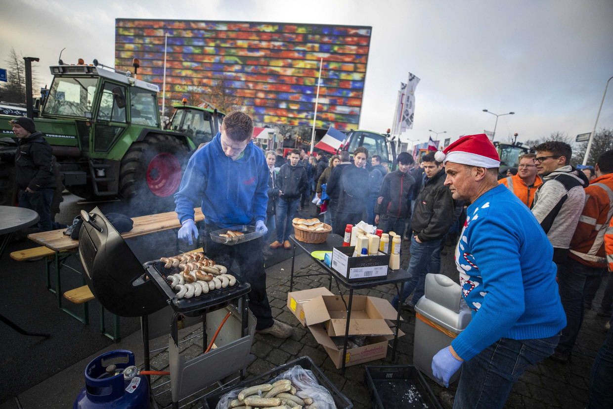 Bij het Mediapark in Hilversum hebben boeren de barbecue aangestoken.  Beeld ANP