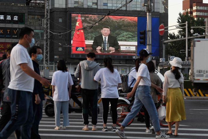 De Chinese president Xi Jinping tijdens zijn toespraak via videolink aan de WHO, uitgezonden op een groot scherm in Peking.