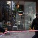 Bewakingscamera's filmen schutter Tel Aviv voor en tijdens aanval op café