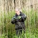 Schatzoeken met magneten op de bodem van het kanaal