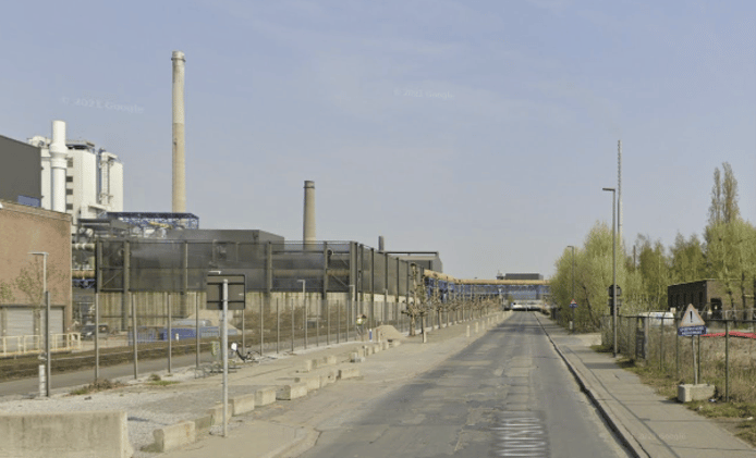 De Adolf Greinerstraat in Hoboken loopt in feite dwars door het fabrieksterrein van Umicore. Het bedrijf gaat nu een veiligere, comfortabelere omleidingsweg aanleggen met aparte fietspaden.