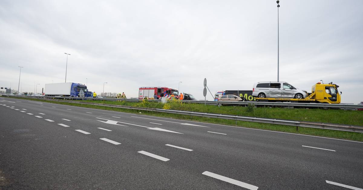 Ongeluk met twee autos en vrachtwagen op A12.