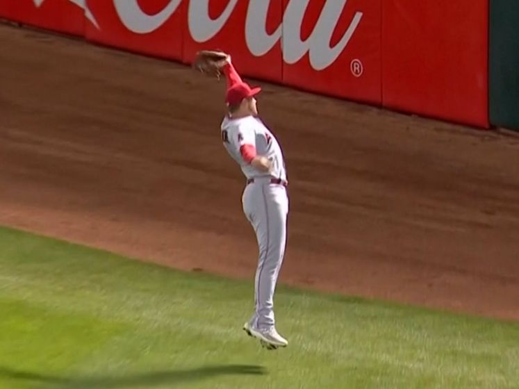 Honkballer maakt prachtige 'no look-vangbal' bij MLB-debuut