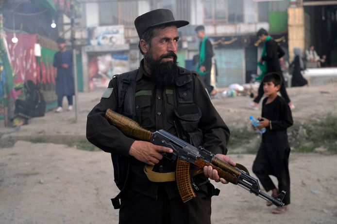 Un Taliban protège le quartier chiite "Dasht-e-Barchi" à Kaboul.