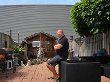 Edwin de Visser strijdt tegen metershoge stalen muur in achtertuin: ‘Regels deugen niet’