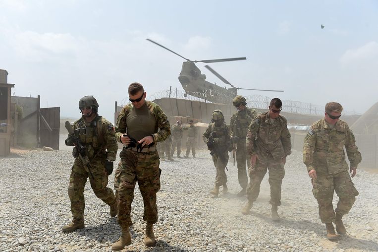 Amerikaanse troepen op een legerbasis in Oost–Afghanistan. Trump is van plan de helft van zijn manschappen terug te trekken uit het land.  Beeld AFP