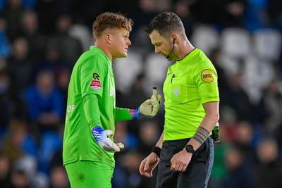 LIVE | Wedstrijd De Graafschap-Telstar hervat na tijdelijke staking, Koeman jr. bekogeld