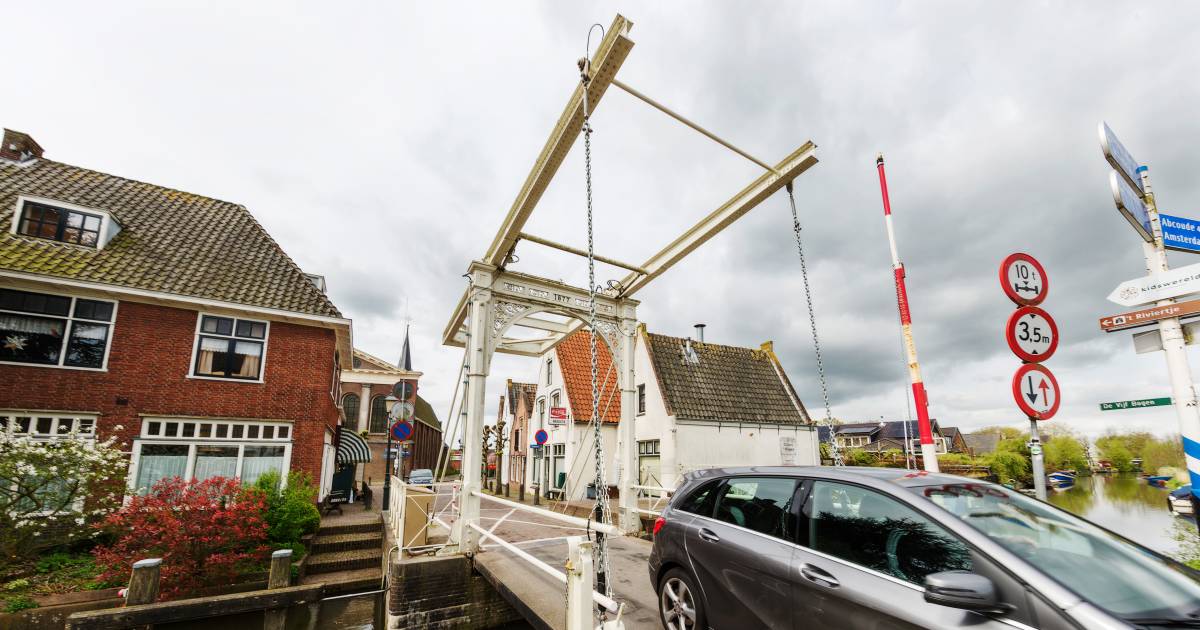 Dorpsbrug in Baambrugge wordt ontmanteld